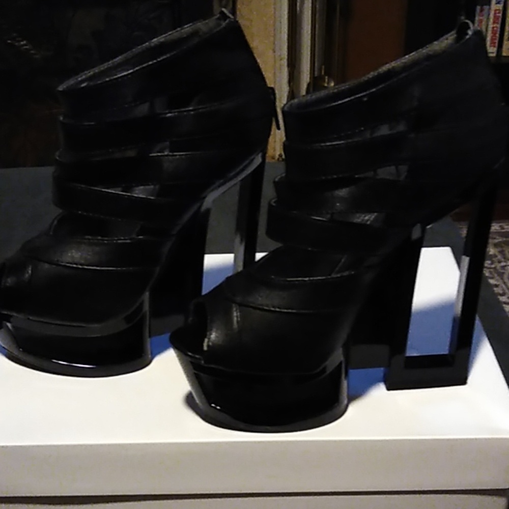 Shi by Journeys heels